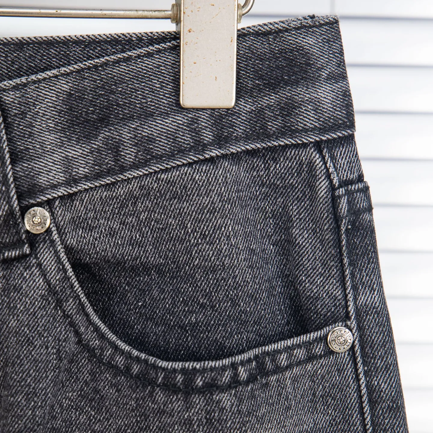 P260 Chrome Hearts Chrome Hearts Jeans Purple Matty Boy Sex Records Rivet Style Work Jeans CH Jeans need to be disassembled and washed before being dismantled and hand-stitched with sheepskin cross leather and then spliced ​​together to complete. The whole piece has too many craftsmanship to explain. The cabinet price is 16W+ level, patchwork cross pattern embellishment, high-waisted washed jeans! ! Absolutely high-end luxury products, 8W+ level god-level items, super popular products, made with top heavy industry, a magic weapon that cannot be missed. About Kroxin This is an extremely luxurious fashion brand, which can also be called the aristocrats of the high street. It has always been an exclusive brand for some hipsters or rich second generation. Compared with ordinary high streets, it is more luxurious and noble. Compared with luxury brands, it has a more fashionable personality and has always been a brand that I have a special liking for. Style number: 1761# Size: 28 30 32 34 36